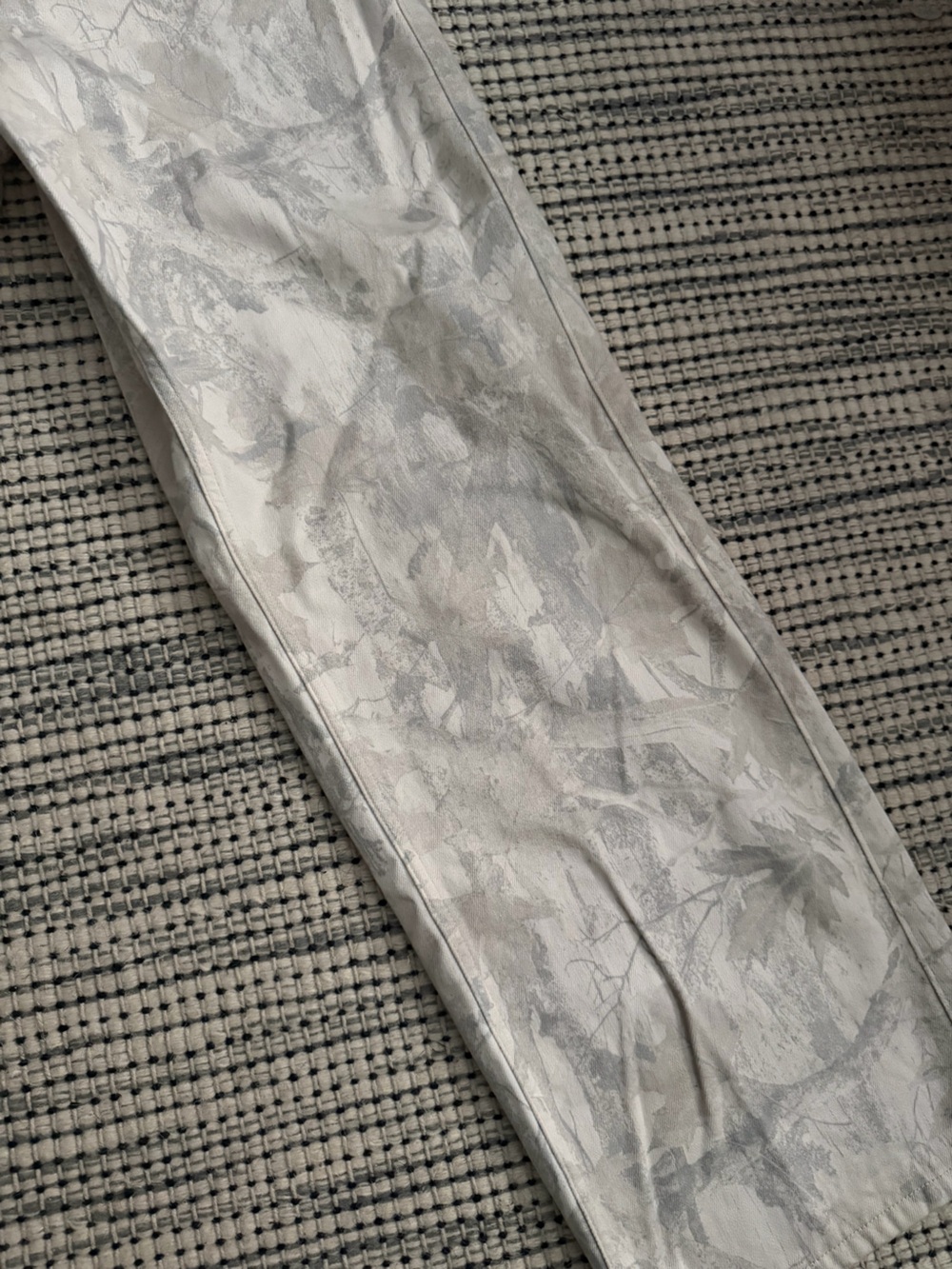 Hollister Low-Rise Baggy Camo Print Jeans Size 4R / 27 - Picture 2 of 6